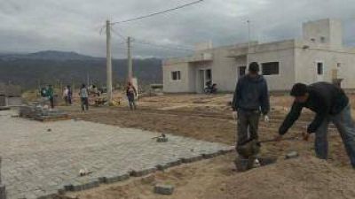 La f�brica de premoldeados abastece al primer barrio adoquinado