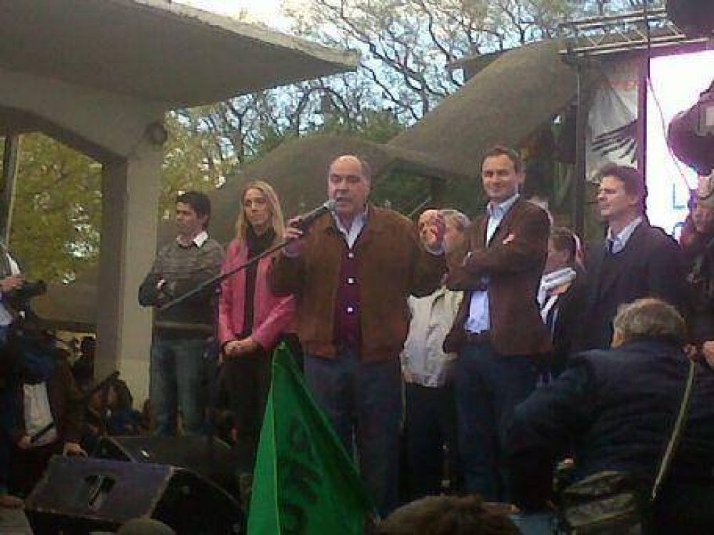 De la mano del intendente, Gabriel Bruera relanz� su candidatura a concejal