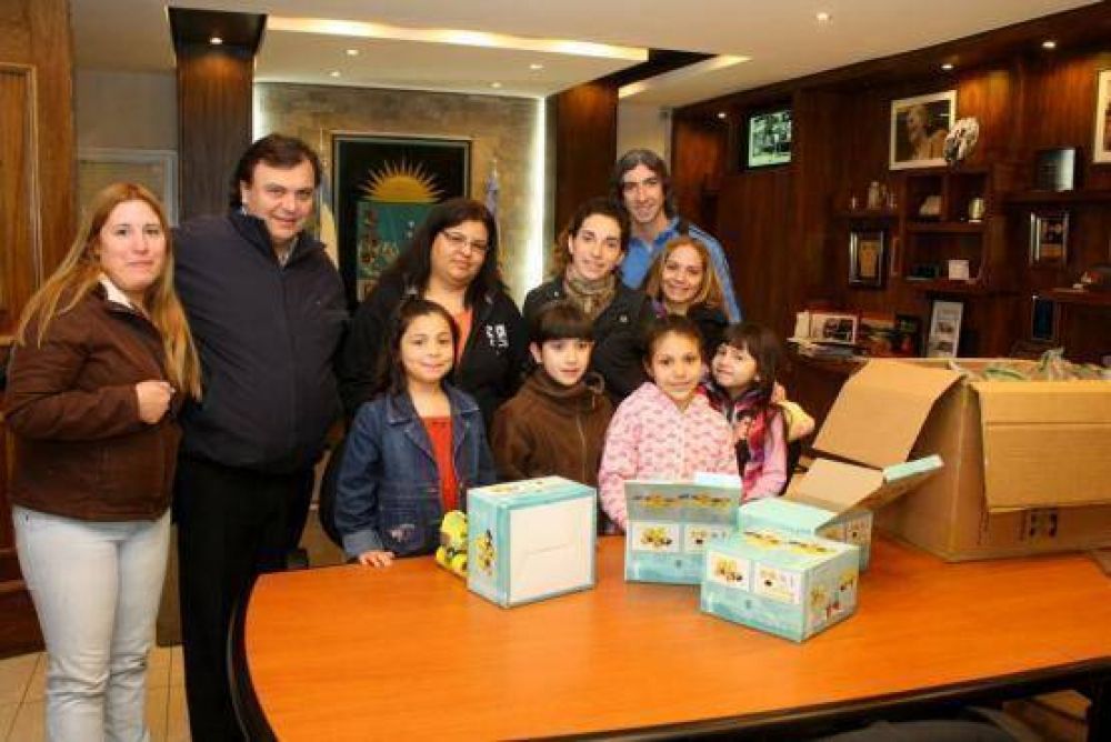 Belloni hizo entrega de materiales deportivos a Escuela de Pat�n Art�stico