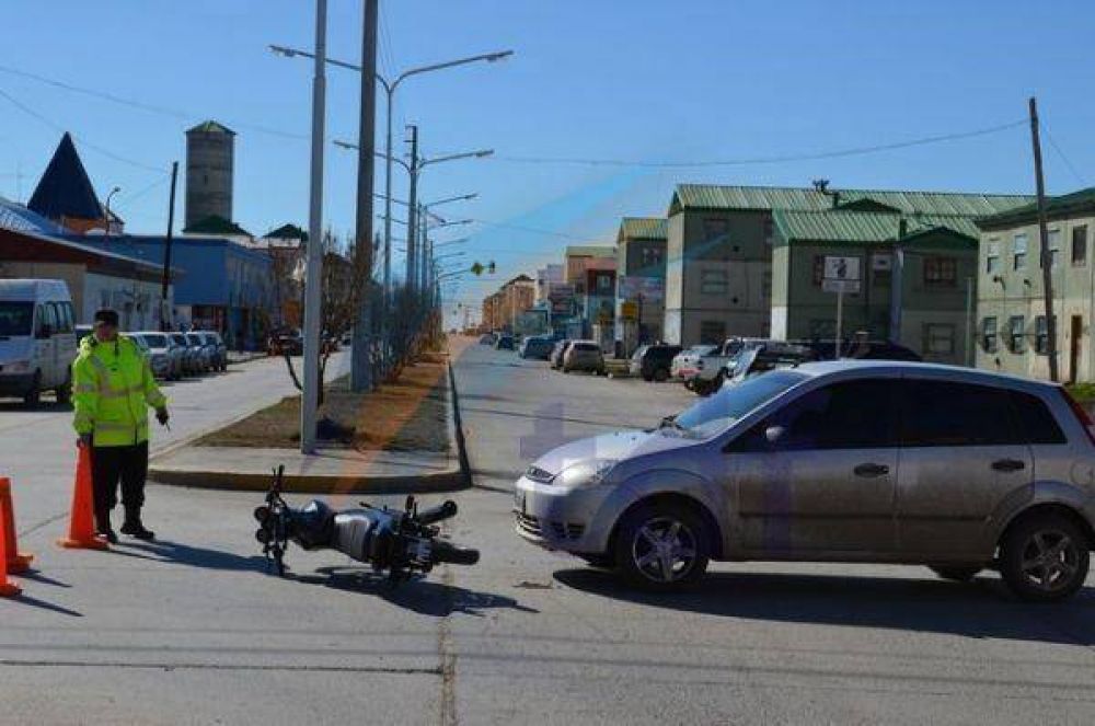 Accidentada tarde: Un joven en motocicleta y otro en roller, atropellados