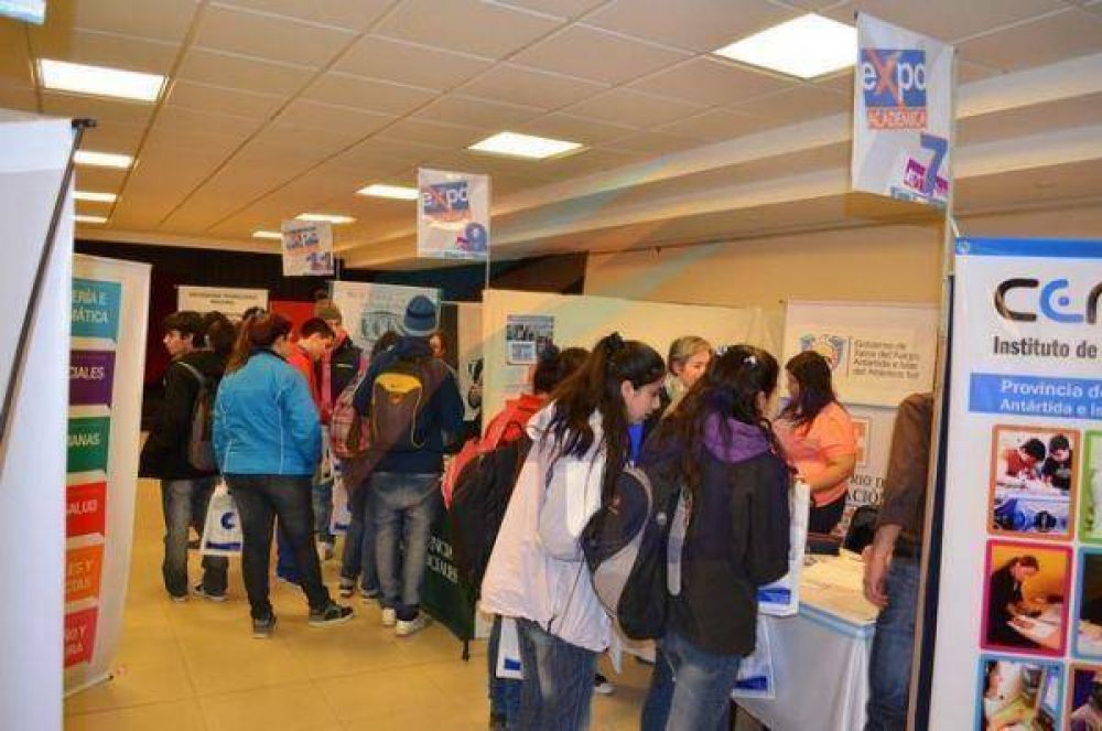 Universidades locales y nacionales exponen planes de estudios a los futuros egresados