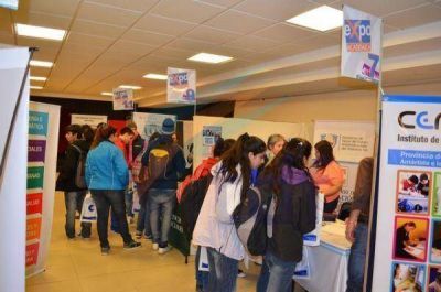 Universidades locales y nacionales exponen planes de estudios a los futuros egresados