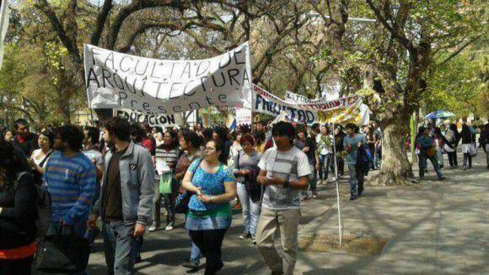 UNT: Estudiantes se movilizaron a la Legislatura exigiendo el Boleto Estudiantil