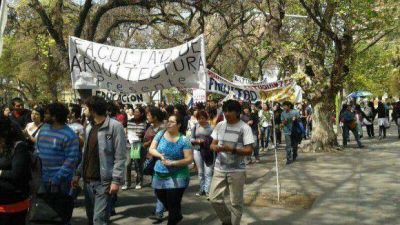 UNT: Estudiantes se movilizaron a la Legislatura exigiendo el Boleto Estudiantil