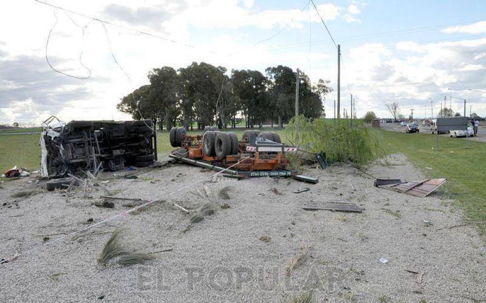 Falleci� un camionero en un vuelco en la entrada a Sierras Bayas