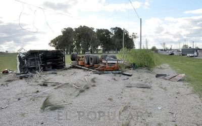 Falleci� un camionero en un vuelco en la entrada a Sierras Bayas