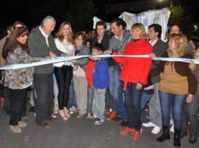 Iluminaci�n, pavimentaci�n de un barrio y remodelaci�n de su plaza