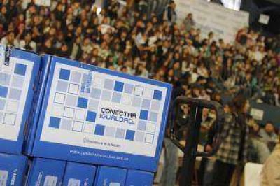 Con una entrega r�cord de netbooks, Bossio sell� su visita a San Juan