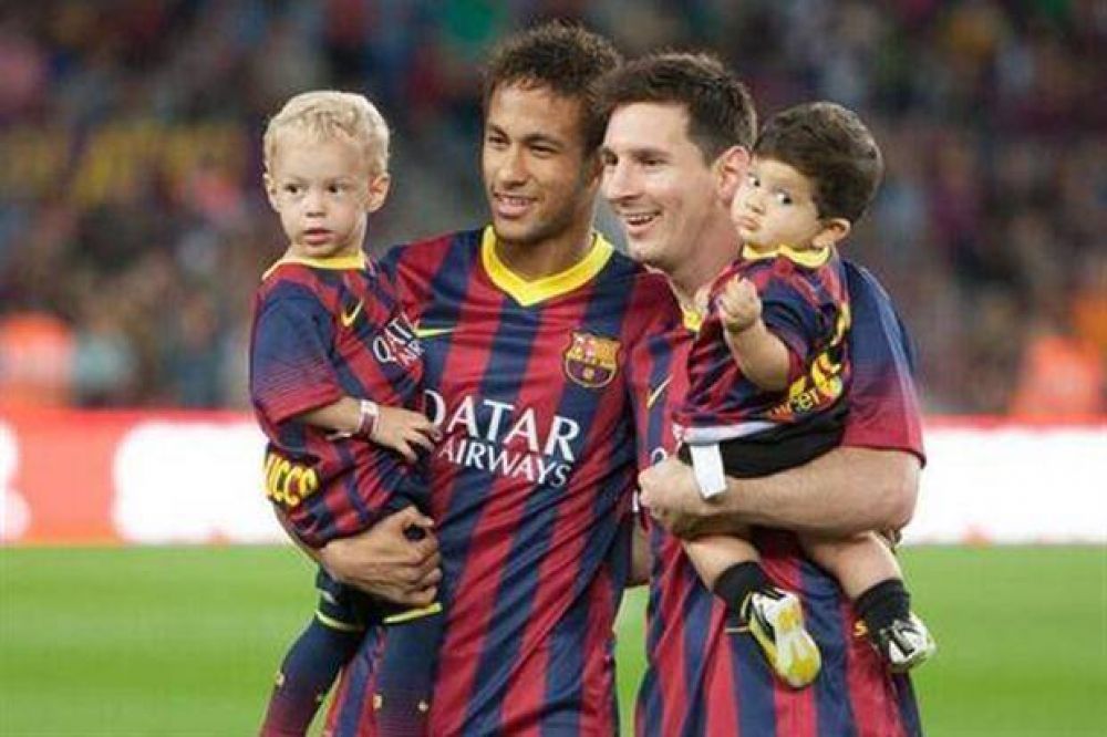 Los herederos: Messi y Neymar posaron con sus hijos antes del partido