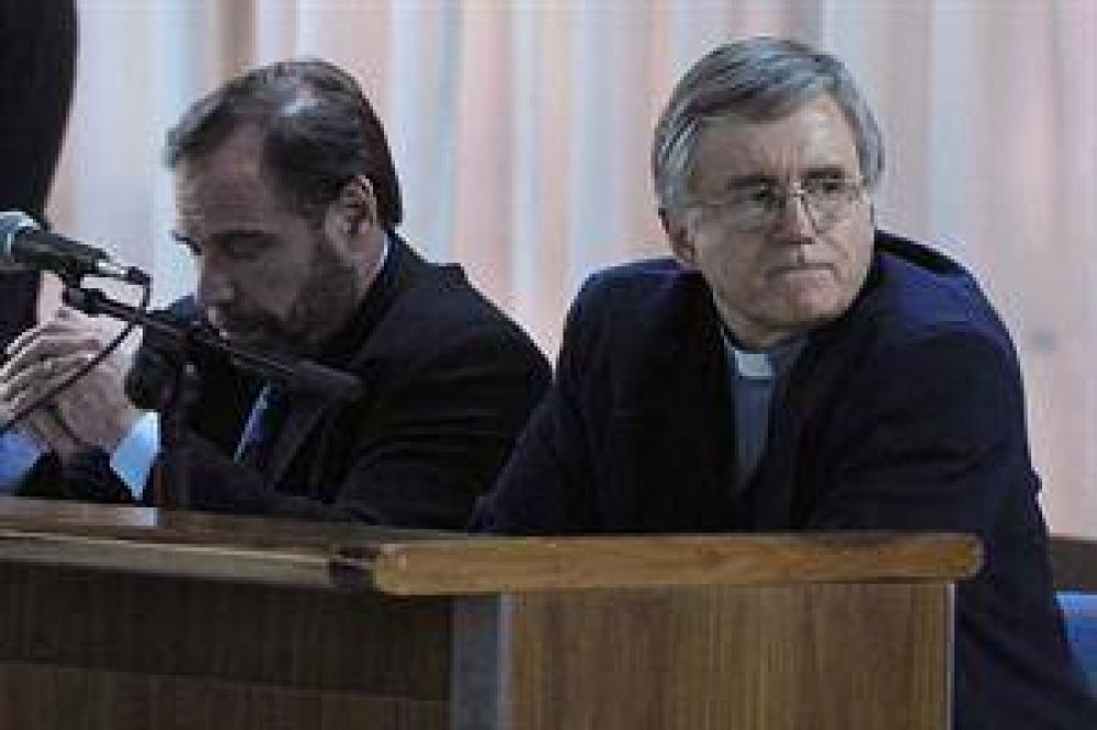 La Iglesia le prohibi al padre Grassi ejercer el ministerio sacerdotal como "medida disciplinaria"
