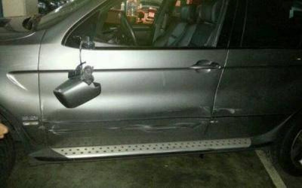 Camioneta choc� 4 autos y uno se incrust� en la Municipalidad de San Isidro