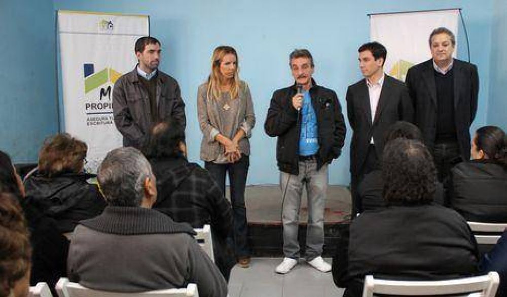 Entregan t�tulos de propiedad a 214 familias de Flores