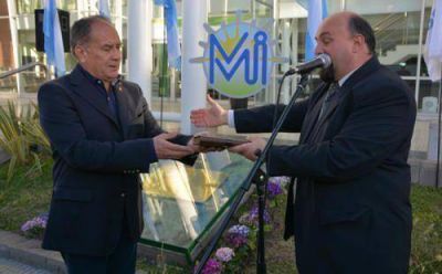 Inauguraron una obra conceptual en la municipalidad de Ituzaing�