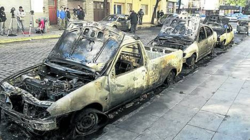 Chacarita: miedo y destrozos por un raro incendio en cadena