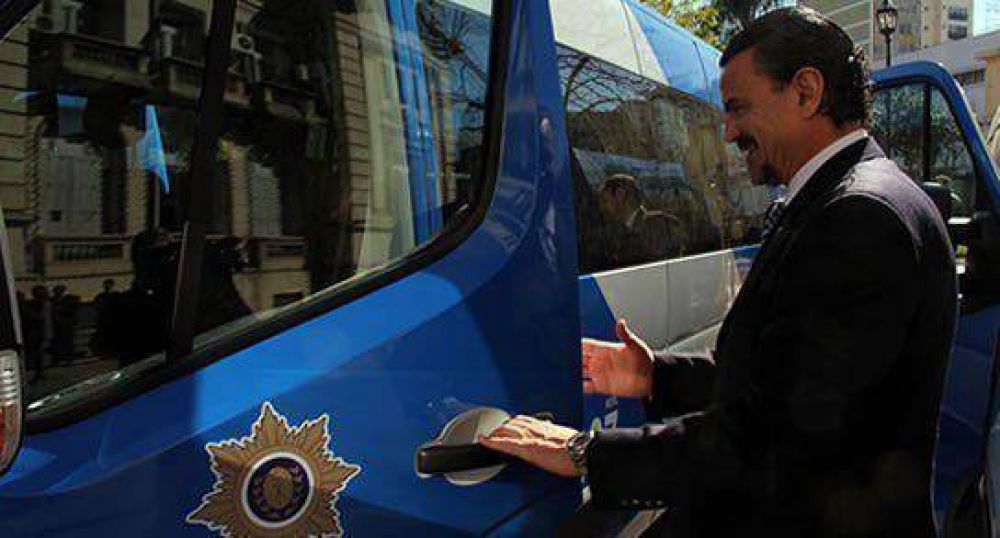 M�s minibuses para la Polic�a