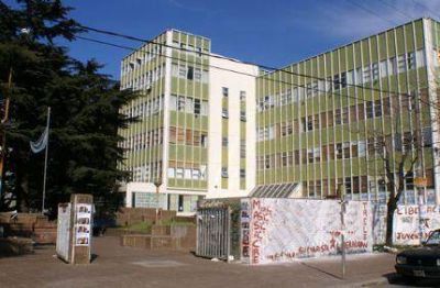 Alumnos del Complejo Universitario de Funes y Pe�a, alarmados por la inseguridad de la zona