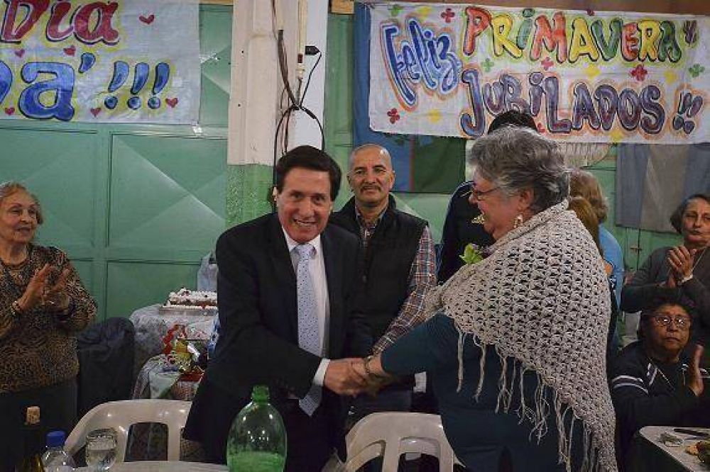 EL INTENDENTE DAR�O D�AZ P�REZ VISIT� CENTROS DE JUBILADOS