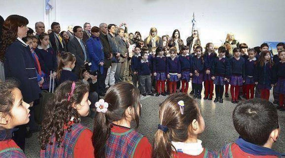 EL INTENDENTE DE LAN�S DAR�O D�AZ P�REZ ASISTI� A LOS FESTEJOS POR EL ANIVERSARIO DE LA IGLESIA SANTA TERESA