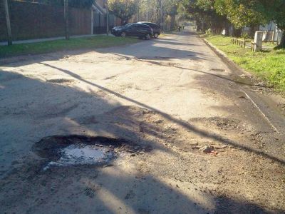 Quejas por baches en Uriburu