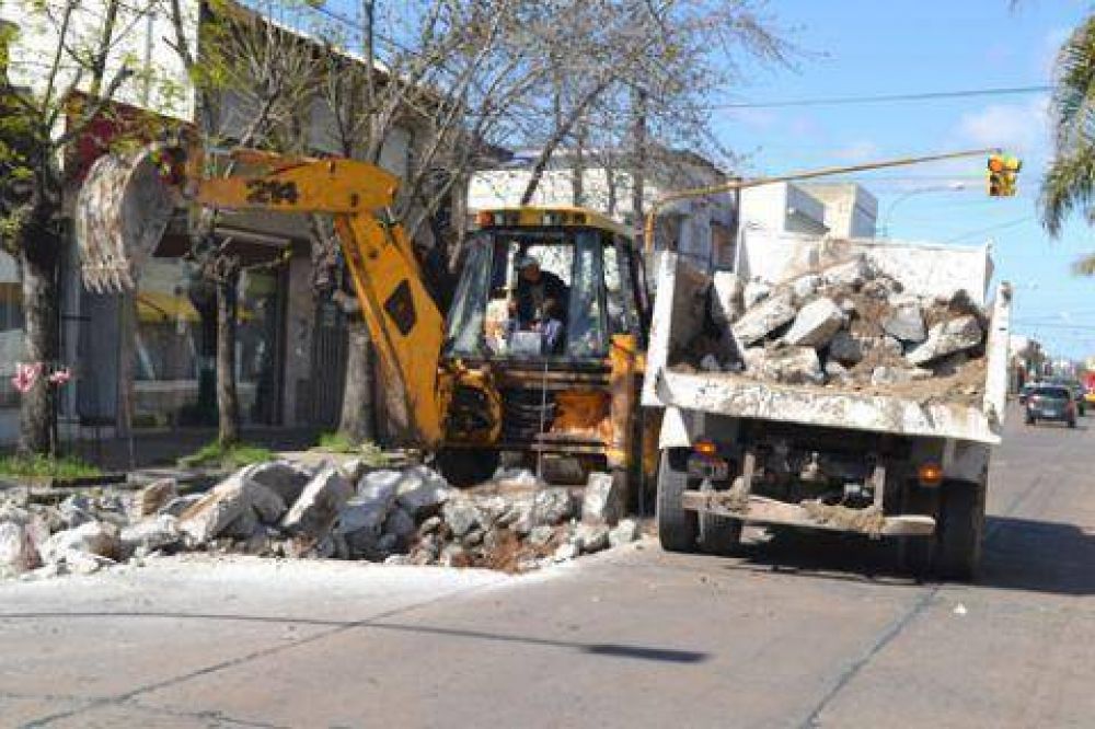 Avanzan las tareas de bacheo en Avenida Montevideo