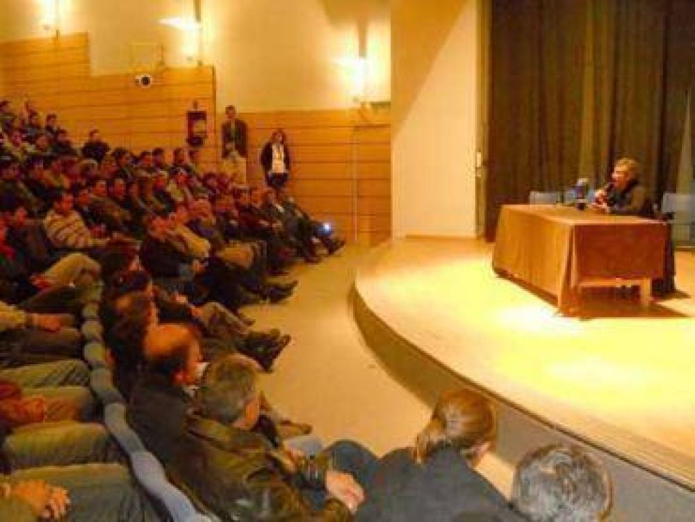 Urribarri se entrevist� con militantes del justicialismo