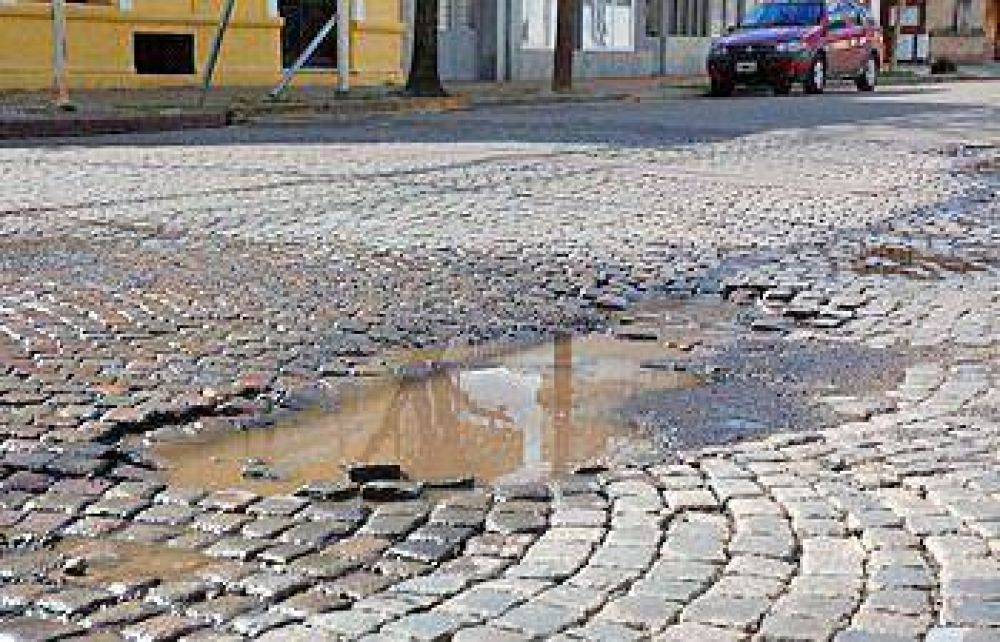 Advertencia de los usuarios por la rotura del empedrado en San Mart�n y Estrada
