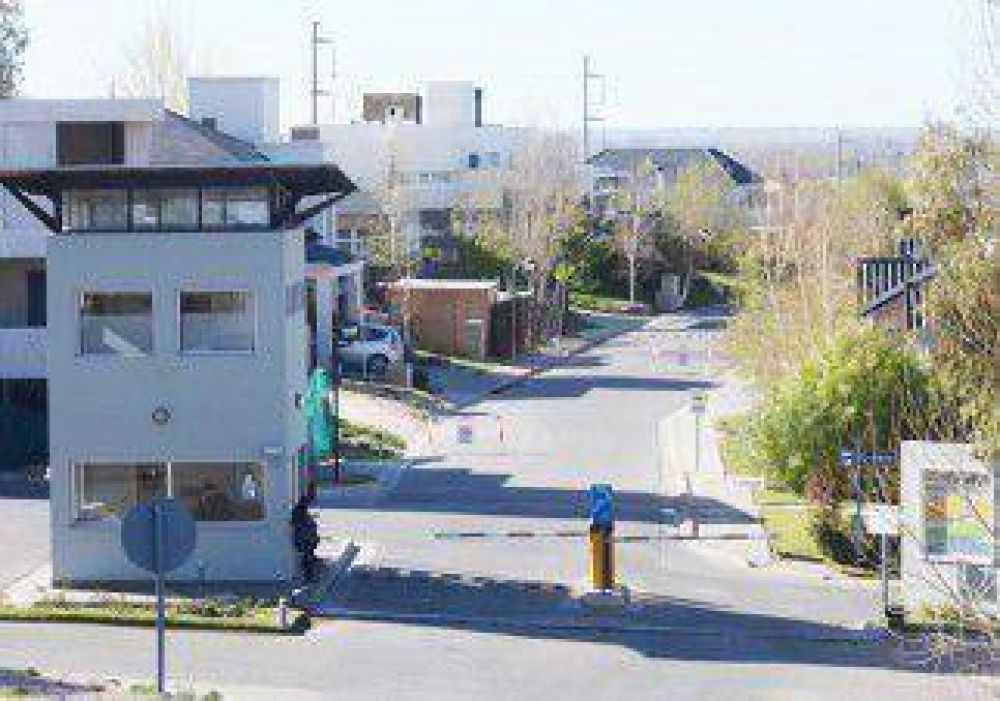 Burlaron la seguridad de un barrio privado y asaltaron a una familia 