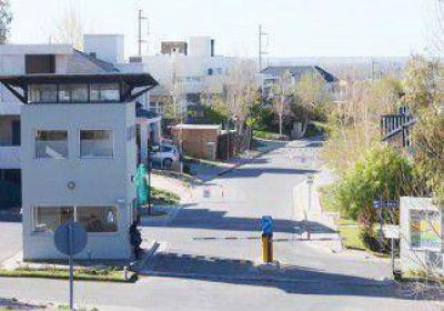Burlaron la seguridad de un barrio privado y asaltaron a una familia 