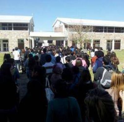 UNLaR. Estudiantes y docentes mantienen la toma de la universidad