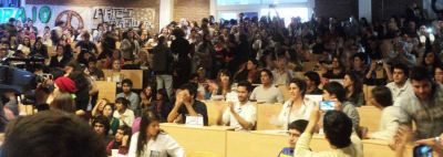 UNLaR: La "toma" del edificio se mantiene