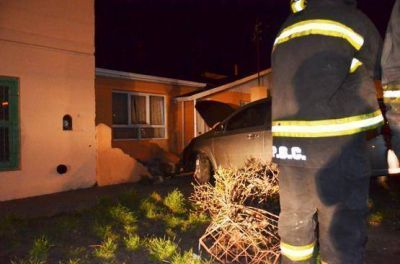 Perdi� el control y se estrell� contra una casa