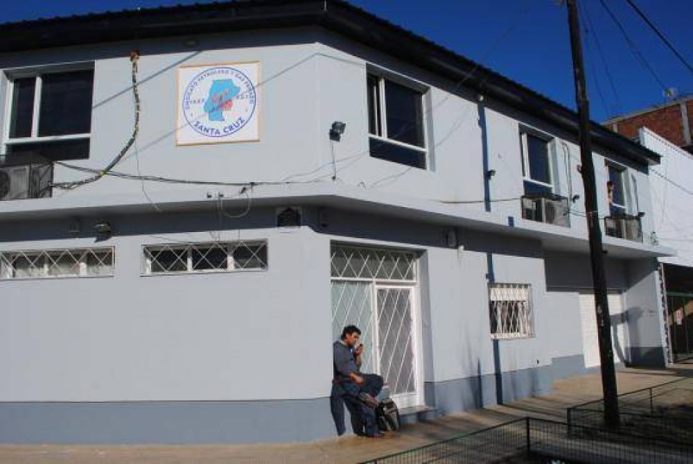 Petrolero se encaden� en las puertas del gremio