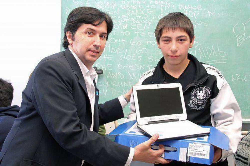 Se entregaron Netbooks a los alumnos de la Escuela 12