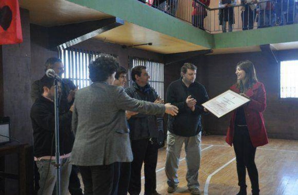 Colazo entreg� un diploma de honor al Jos� Mart�