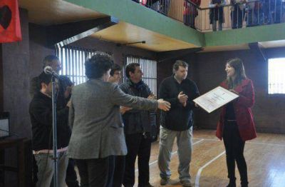 Colazo entreg� un diploma de honor al Jos� Mart�