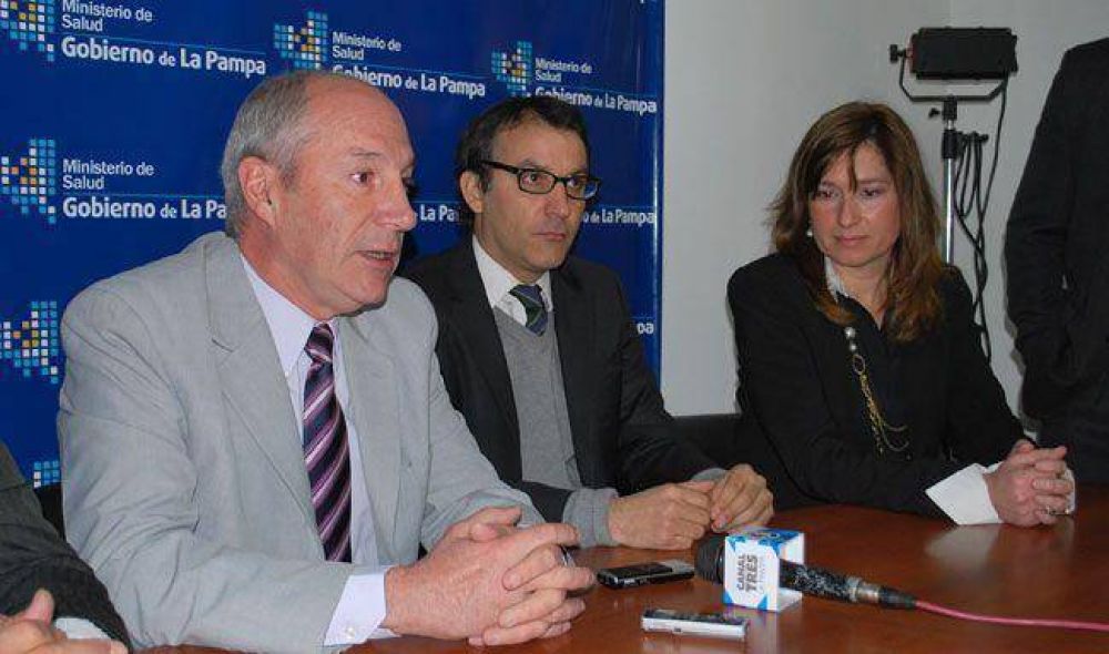 Tres chicos esperan por un implante coclear