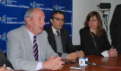 Tres chicos esperan por un implante coclear