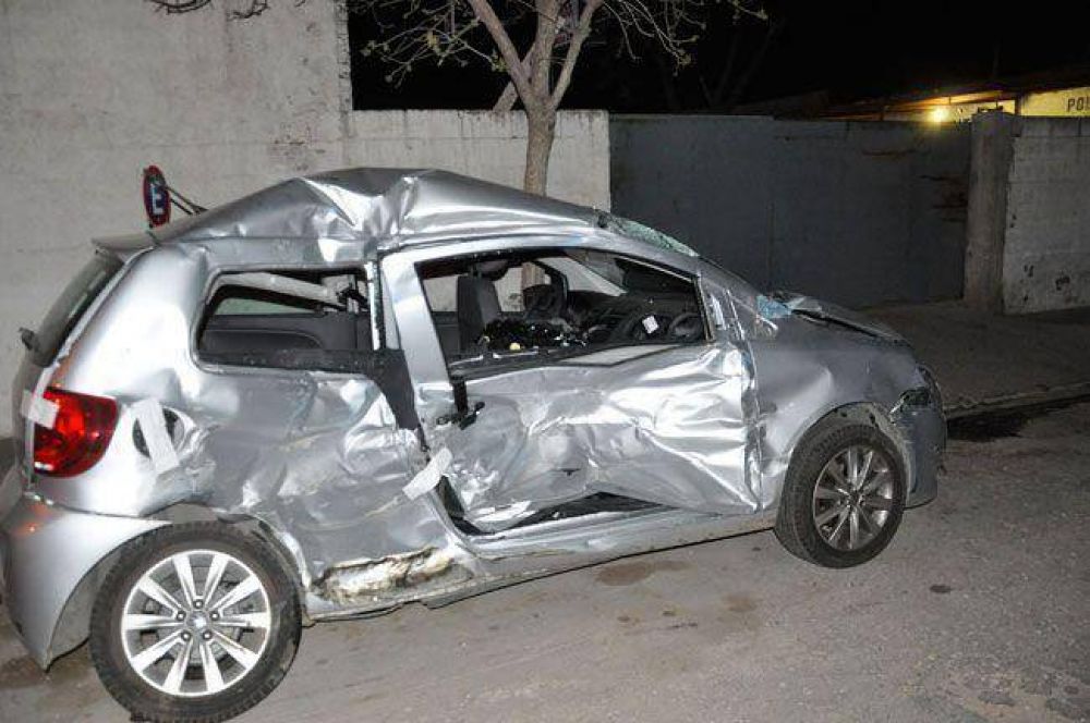 Doble muerte: testigos aseguraron que el cami�n cruz� con el sem�foro �en rojo�