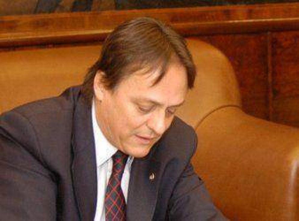 El ministro Urbani firm� convenio con la Fundacion Social Aplicada al Trabajo