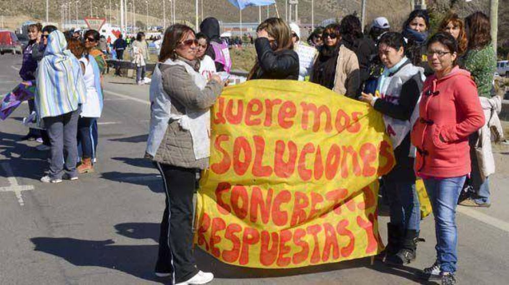 Con piquetes, docentes afectaron la producci�n petrolera y generaron problemas en el tr�nsito