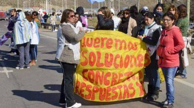 Con piquetes, docentes afectaron la producci�n petrolera y generaron problemas en el tr�nsito
