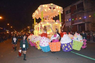 Las carrozas siguen siendo protagonistas esta noche