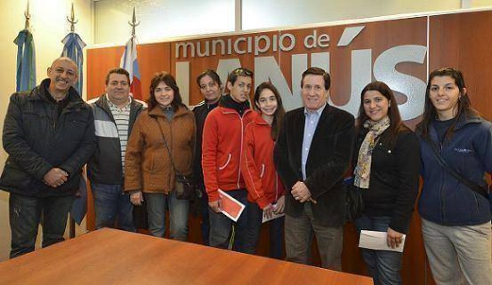 ENTREGA DE SUBSIDIOS A DEPORTISTAS LANUSENSES