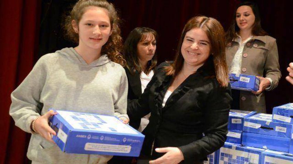 Entregaron 1.180 netbooks a docentes y estudiantes de la Escuela Normal  