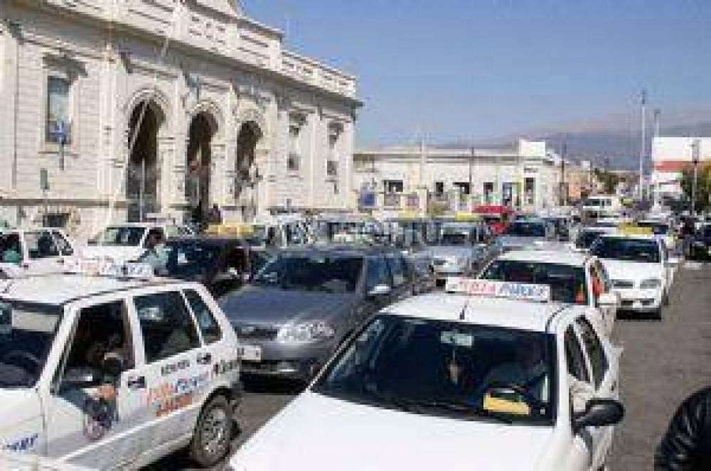Ruidosa movilizaci�n de taxis y remises, en repudio a multas del ministerio de Trabajo