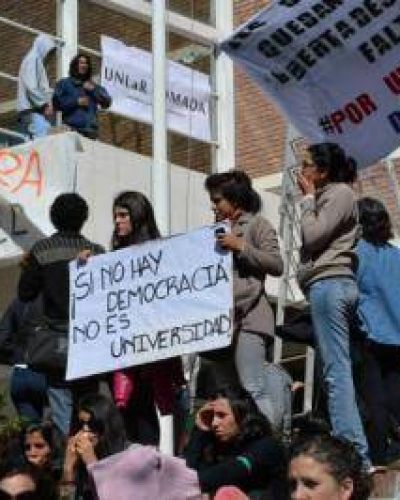 La �Casa de las Tejas� pidi� por una UNLaR �con pluralidad de voces�