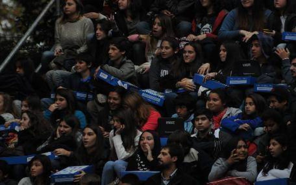 Massa no quiere que la Anses les compre netbooks a los estudiantes