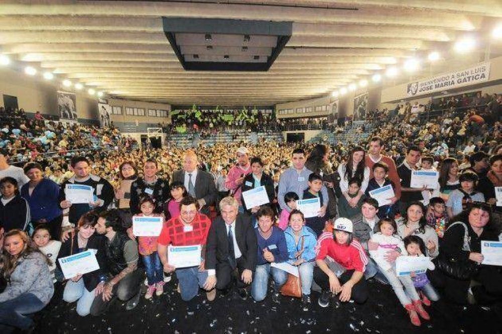 500 familias comienzan a vivir el sue�o de la casa propia