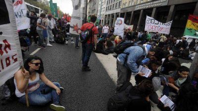 Estudiantes de 18 escuelas tomadas marcharon al centro porte�o
