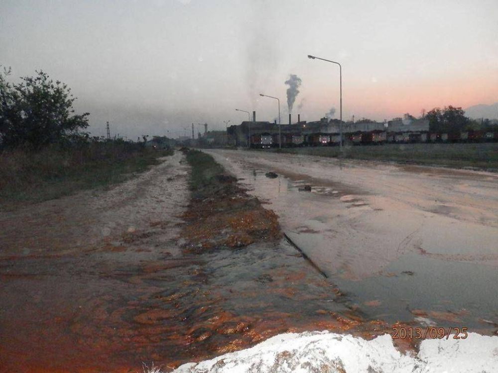 Preocupaci�n de vecinos porque sigue el derrame de melaza en una avenida de Concepci�n